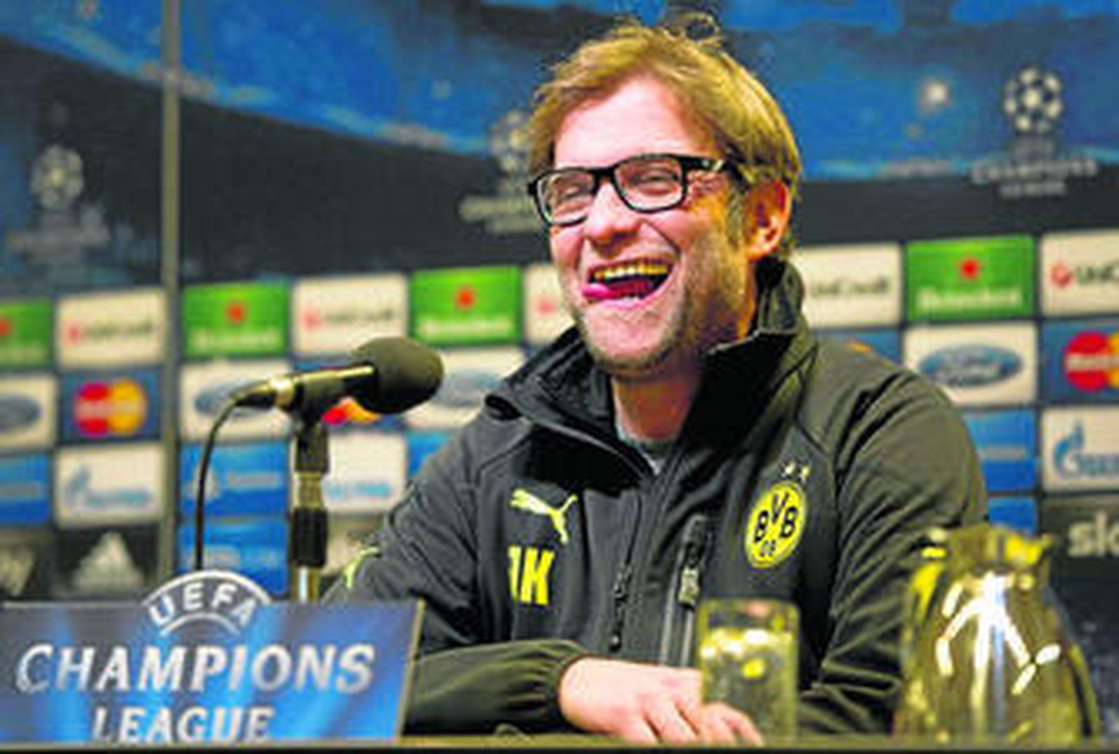 Jurgen Klopp bromea durante un instante de su conferencia de prensa.