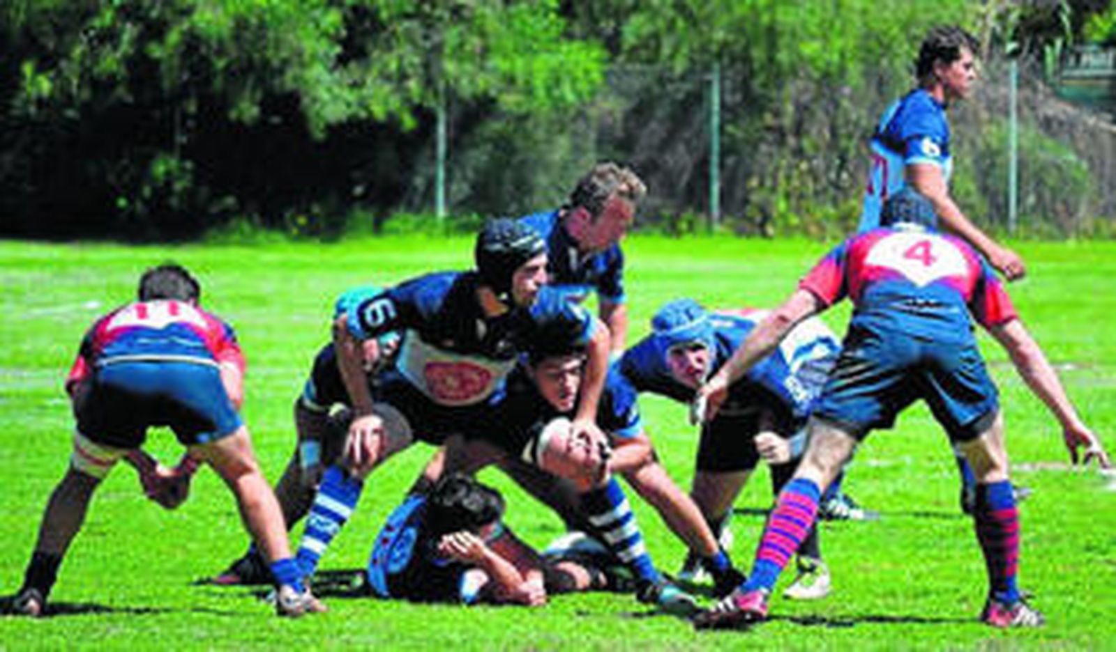 Varios jugadores del Trocadero Marbella luchan por el balón, en un duelo de la temporada pasada.
