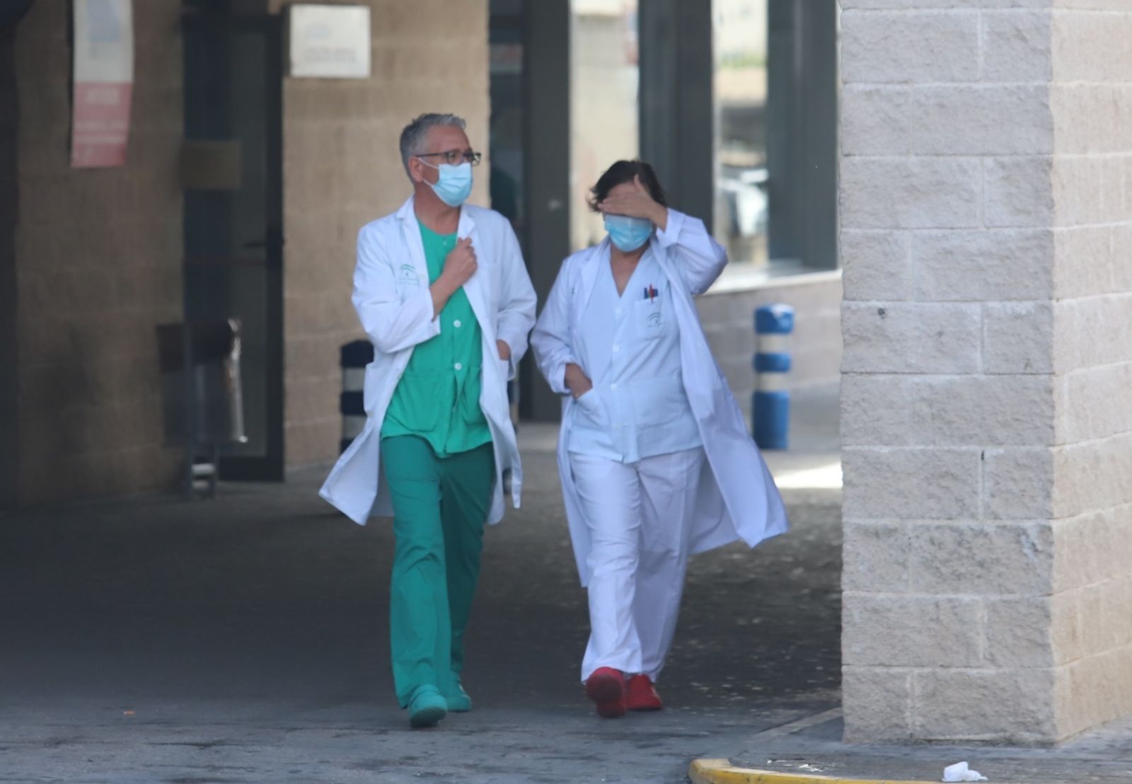 Dos sanitarios, en la puerta del Juan Ramón Jiménez.