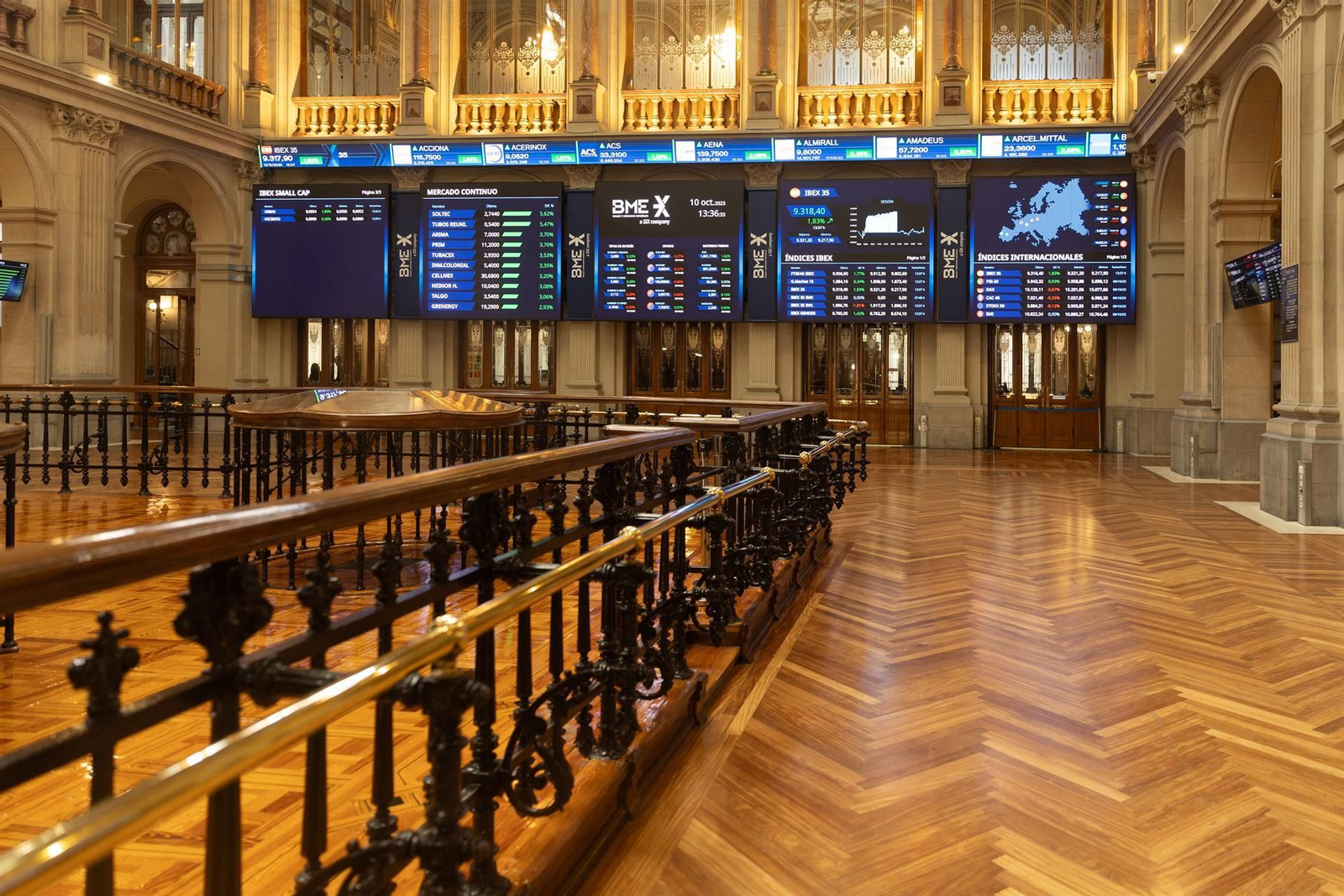 Paneles del Ibex 35 en el Palacio de la Bolsa de Madrid.