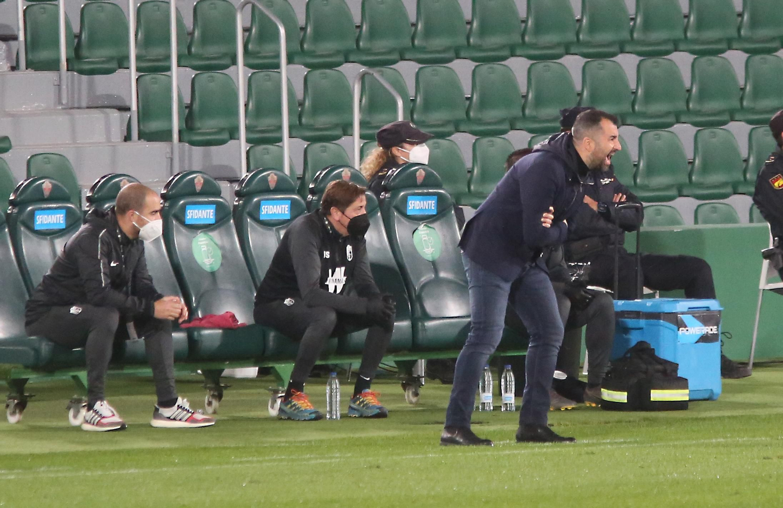 Diego Martínez se desgañita en el partido ante el Elche.