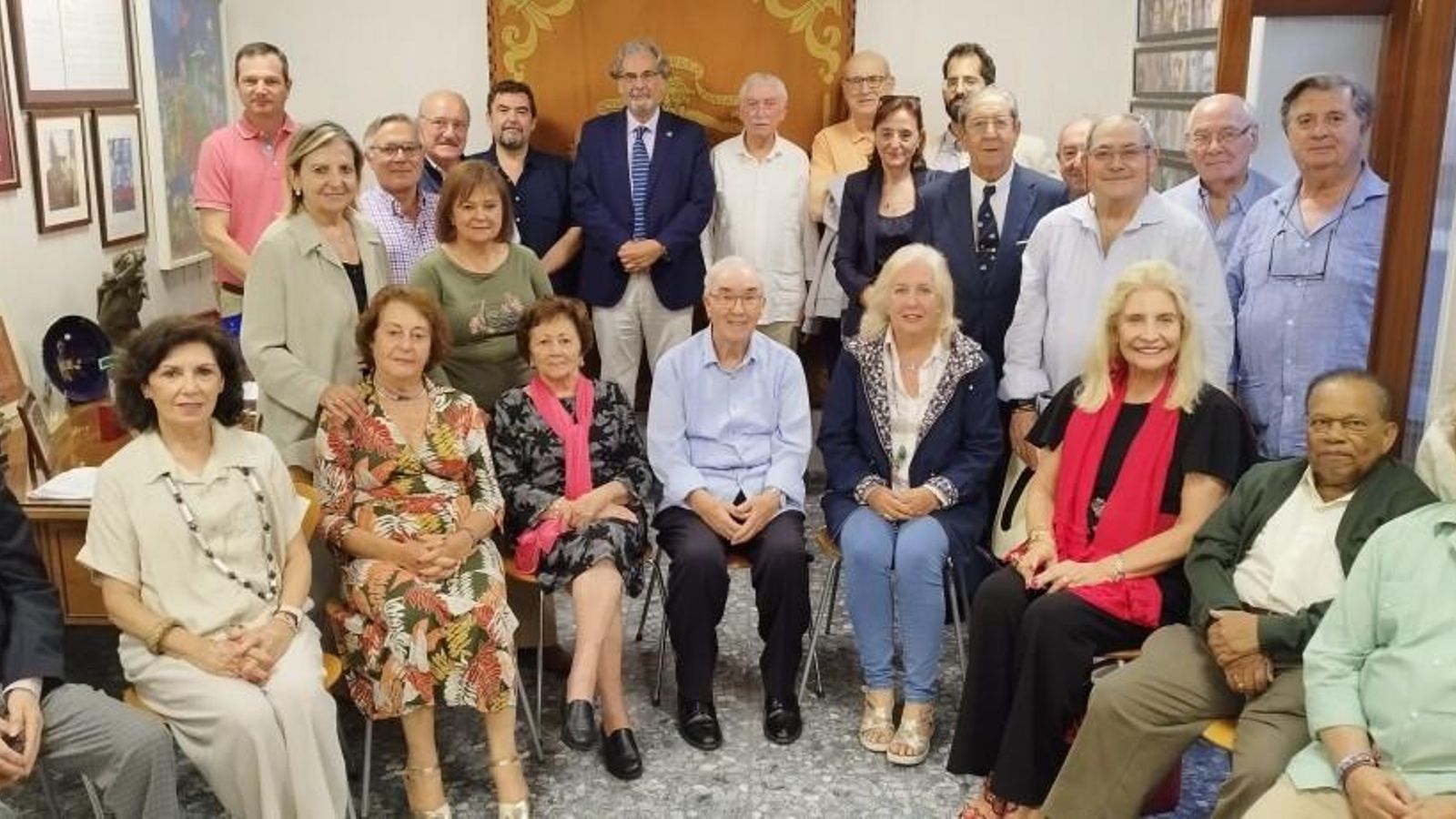 Foto de familia de la junta directiva y otros miembros del Ateneo tras el proceso electoral. Foto de familia de la junta directiva y otros miembros del Ateneo tras el proceso electoral.