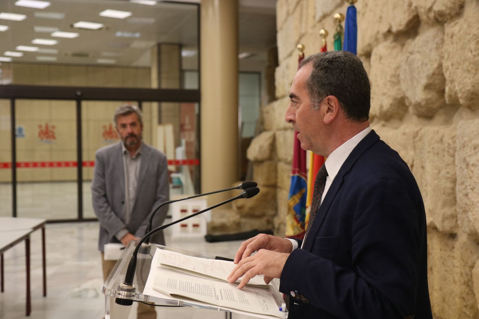 Antonio Álvarez explica el punto de la Junta de Gobierno Local junto a Miguel Ángel Torrico.
