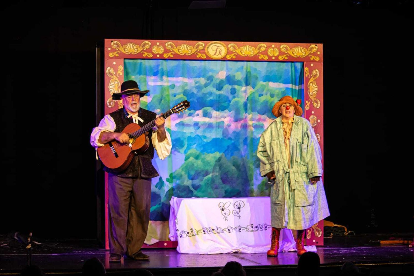 Manuel Martínez (Armónico) y Nati Villar (Guitarra) en un momento de la pieza