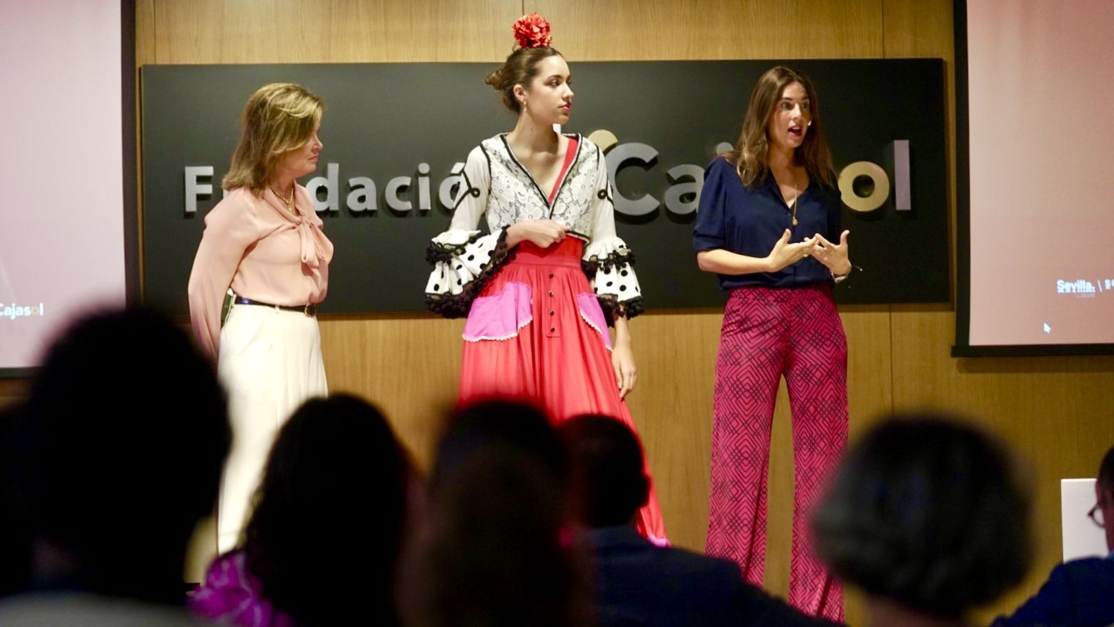 Lourdes Montes y Rocío Terry explican cómo han confeccionado su traje de flamenca reciclado.