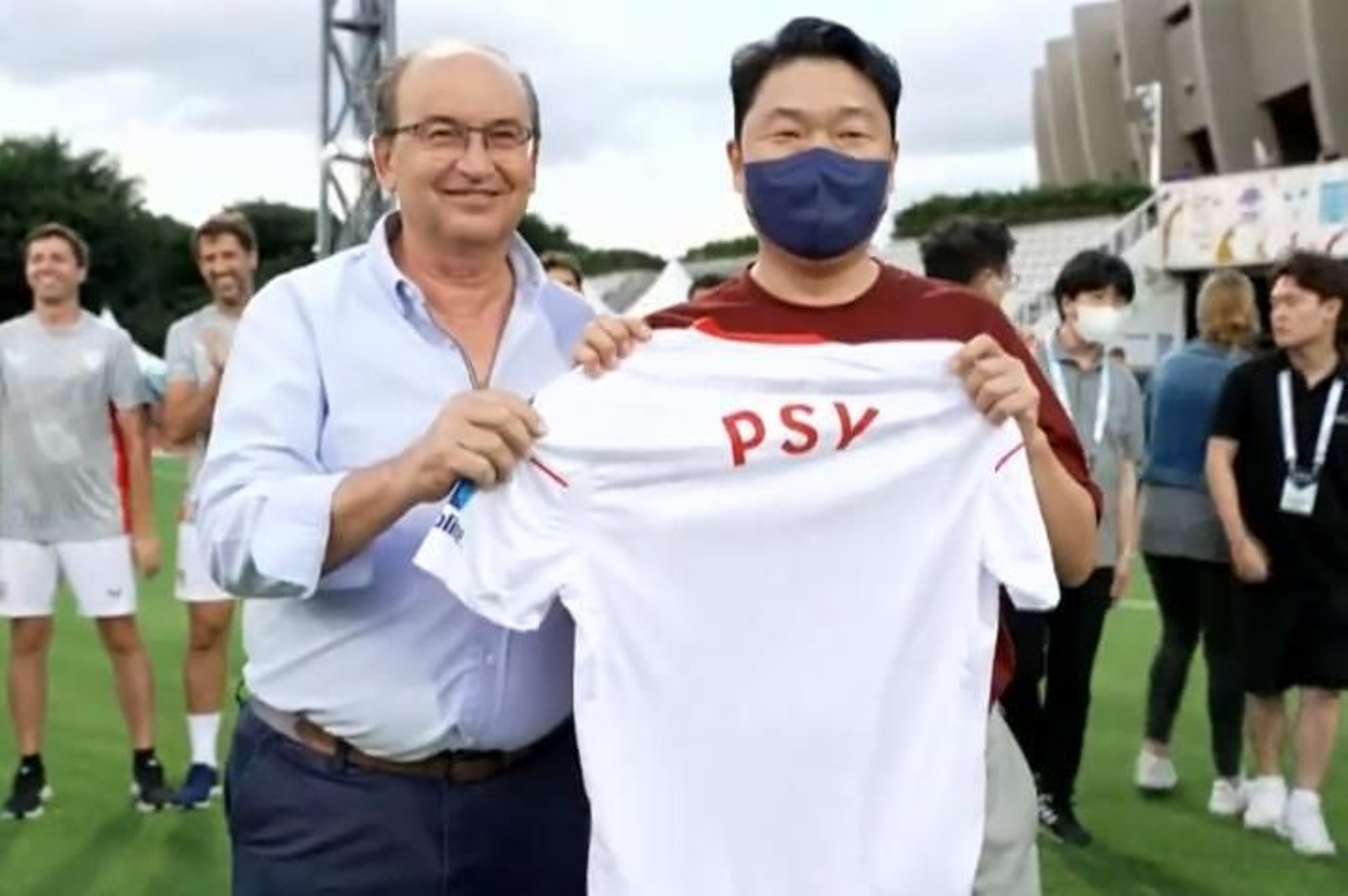 José Castro le regala una camiseta con su nombre al cantante PSY.
