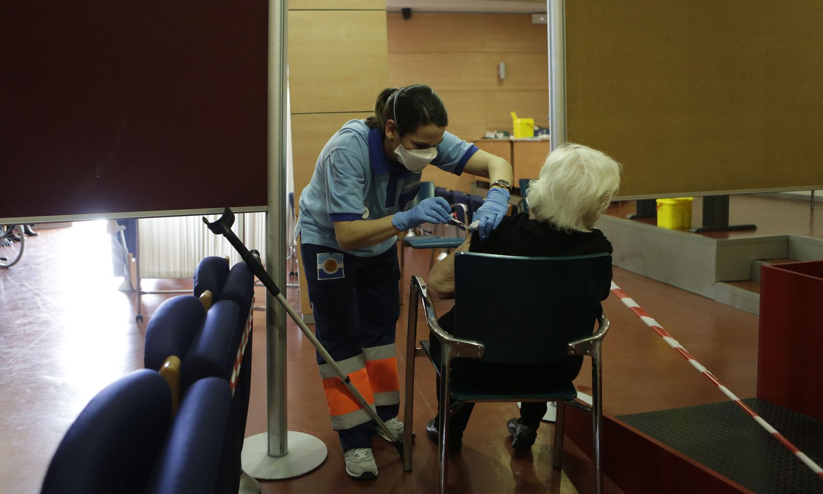 Vacunación de una persona mayor