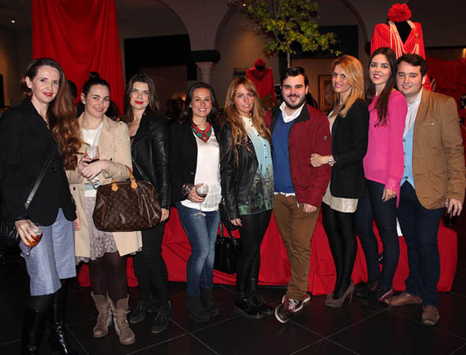 Myriam Hurtado (MYHO); María Salinas (Antonio García); Sara Moreno (Concesur), la diseñadora de moda flamenca Patricia Bazarot, finalista en Simof; y los blogueros María Cobo (Calamity Cool), Alejandro Becé (Escaparate de Moda); Silvia de Carrión (No me entiendas, sólo quiéreme), Claudia Alfaro (Entre Cirios y Volantes) y Cayetano Gómez (Ay Maricruz!).

Foto: Victoria Ramírez