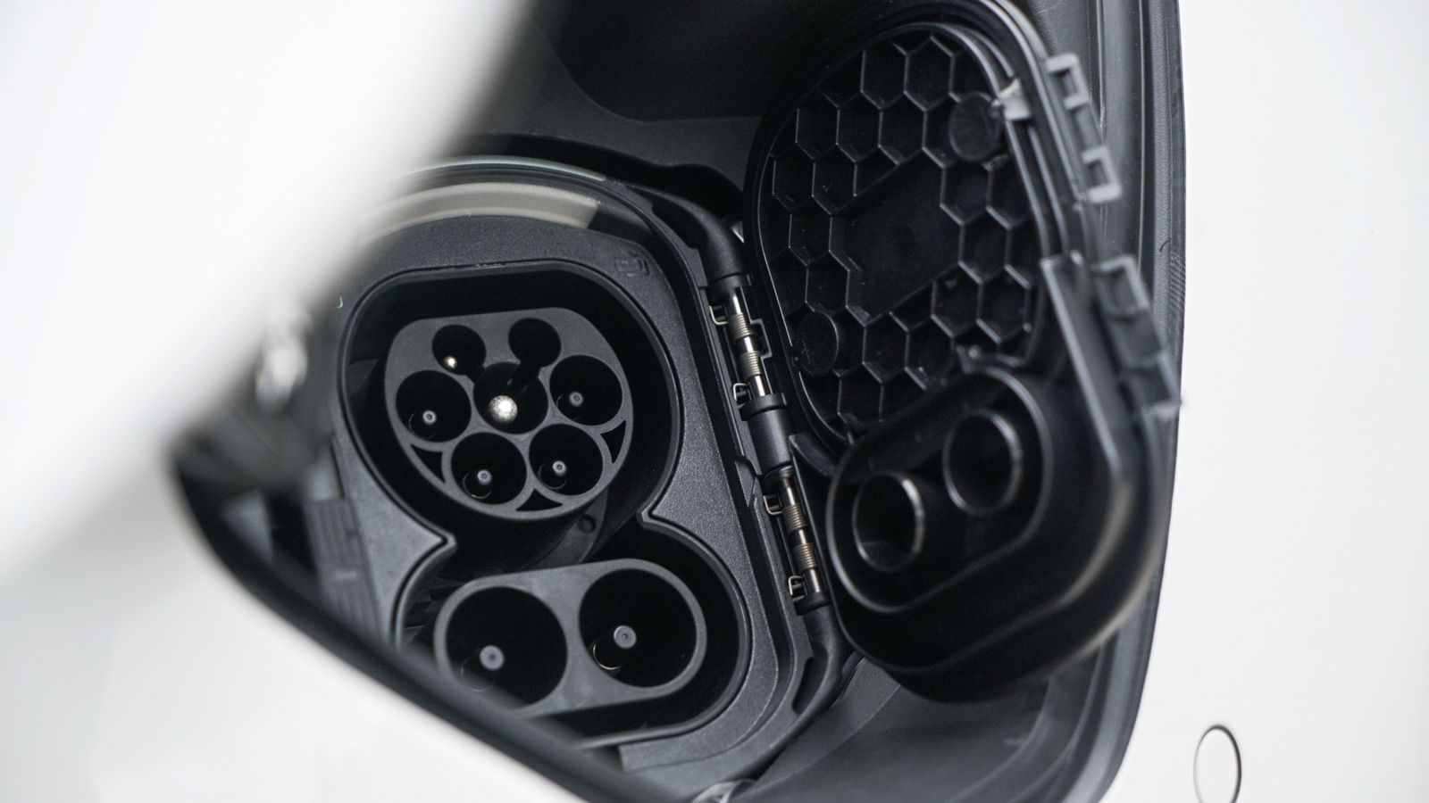 Entre 11 kW, si utiliza corriente alterna; y 110 kW, con la continua, admite el Mercedes EQV 300 para recargar su batería de 90 kWh útiles.