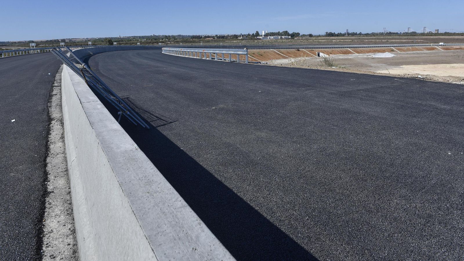 Otra imagen de la carretera de dos carriles por sentido.