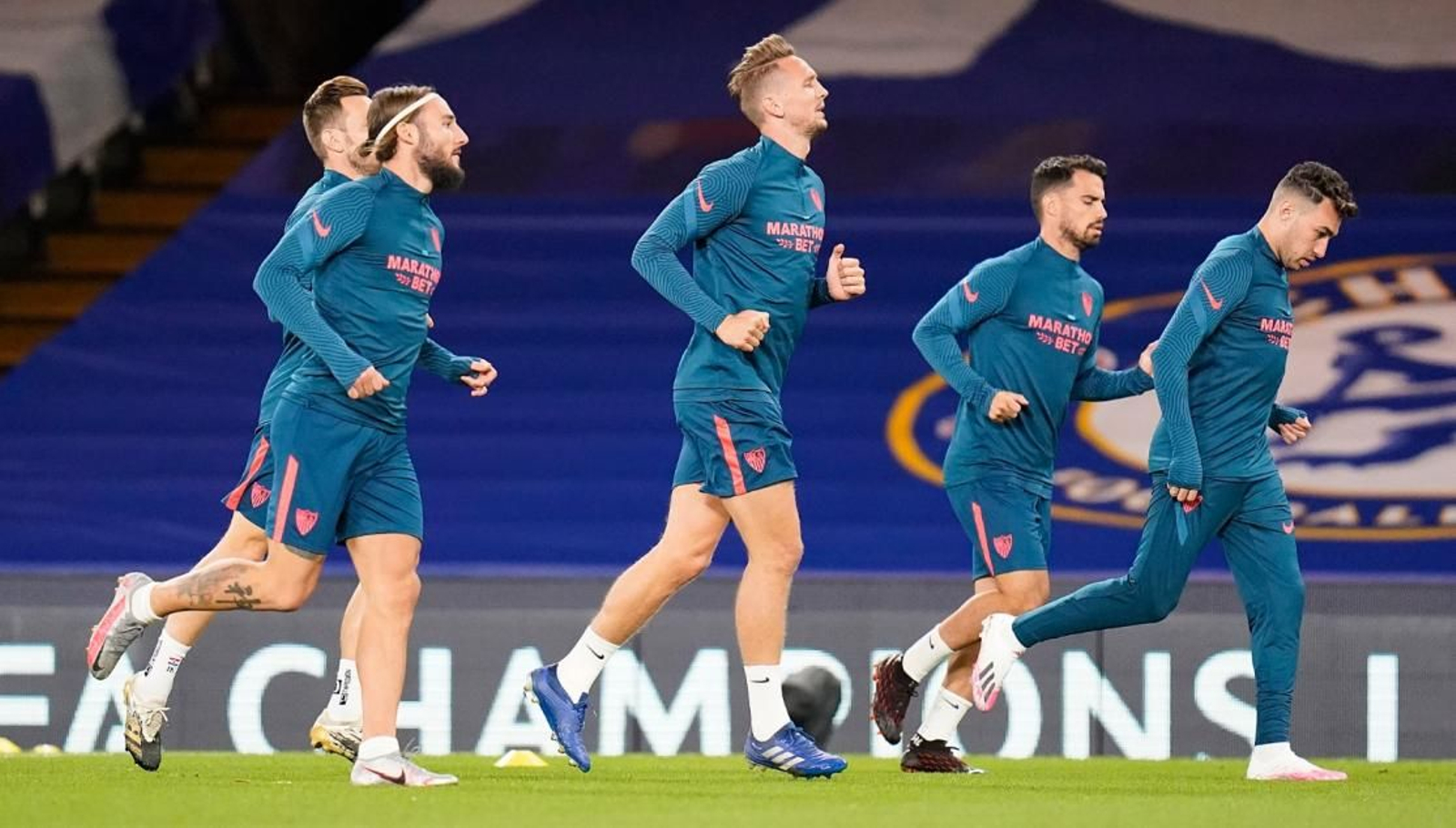 Gudelj, Ocampos, De Jong, Suso y Munir calientan en el estadio del Chelsea.