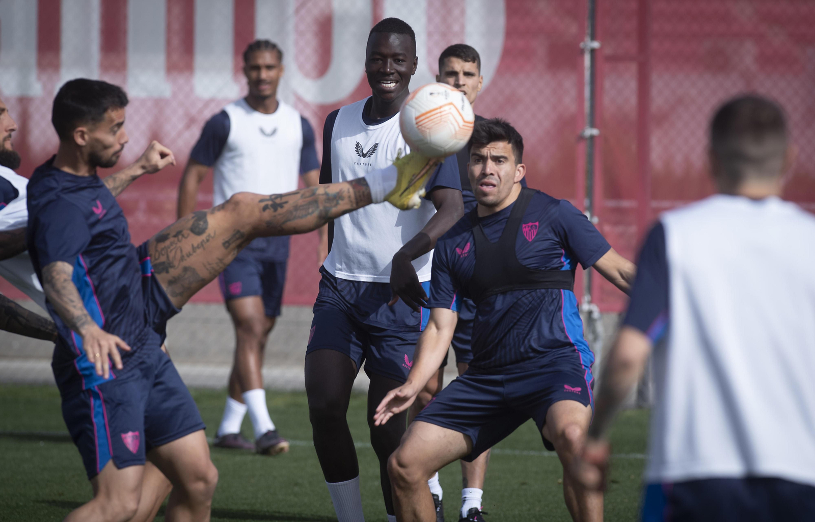 La pierna de Gudelj se eleva entre Suso, Acuña y Pape Gueye.