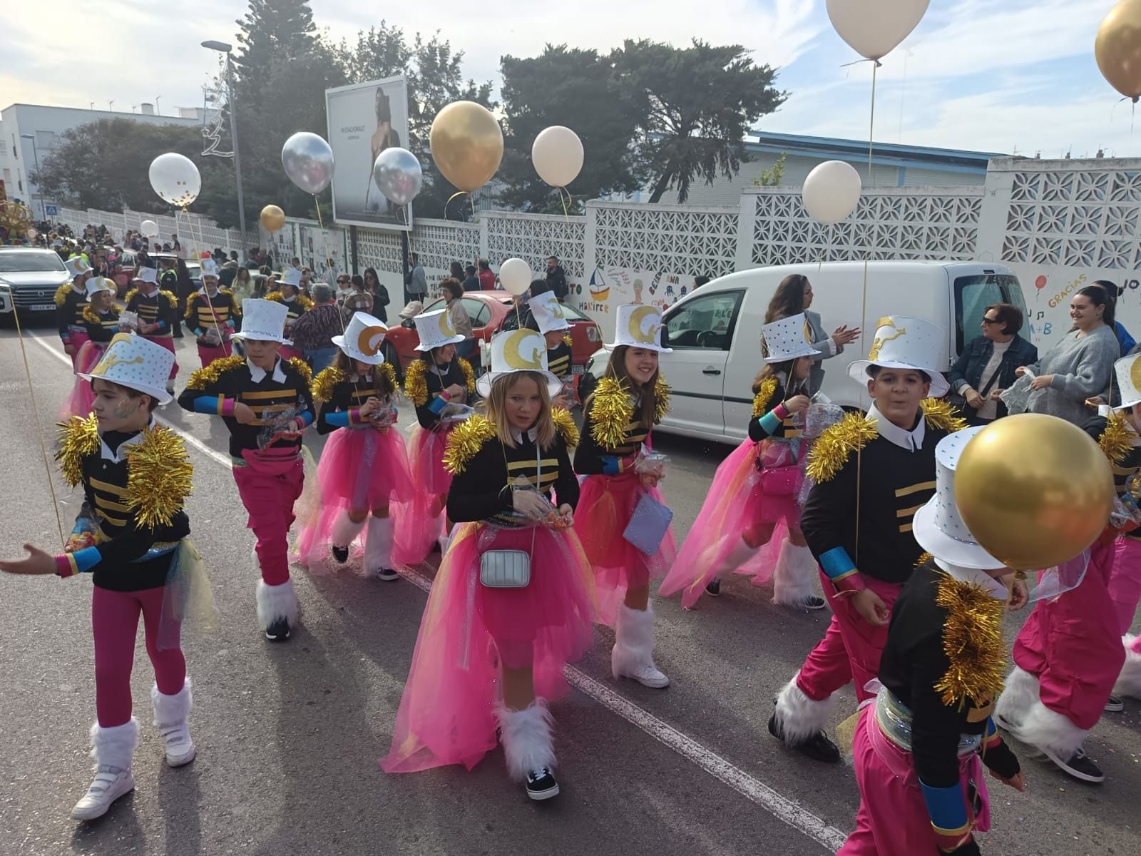 La ilusión de la cabalgata de los Reyes Magos recorre Tarifa en una mañana sin lluvia, en imágenes