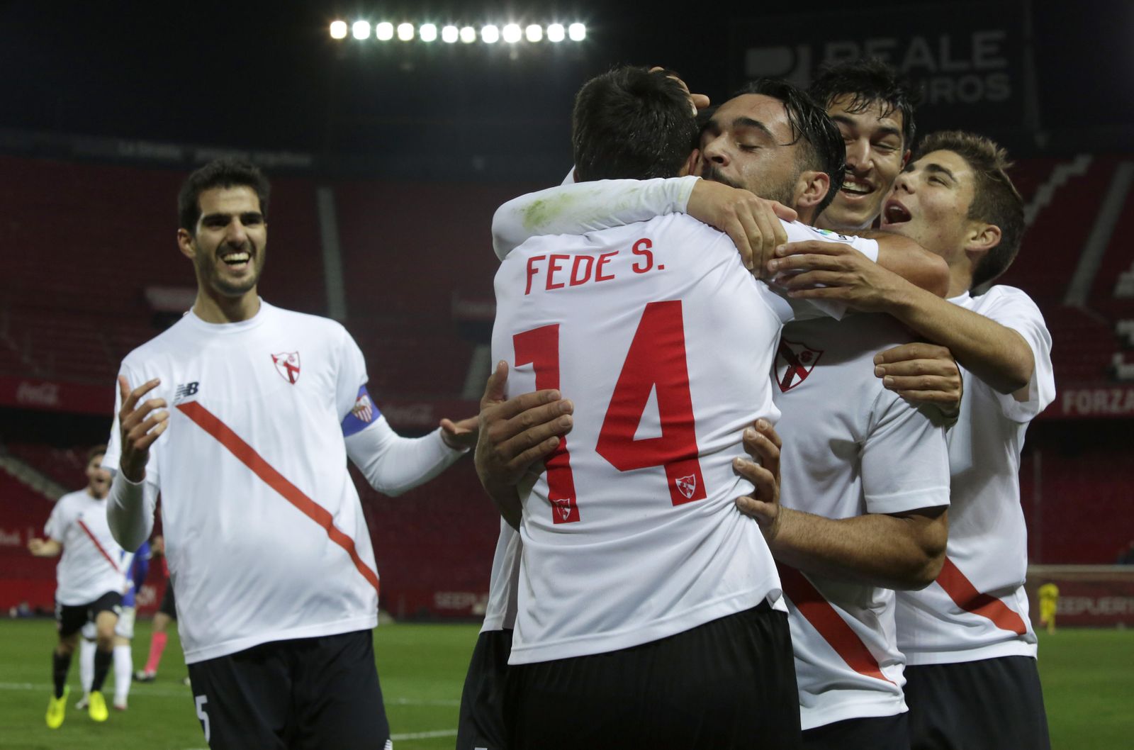 Los jugadores sevillistas celebran el 3-0.