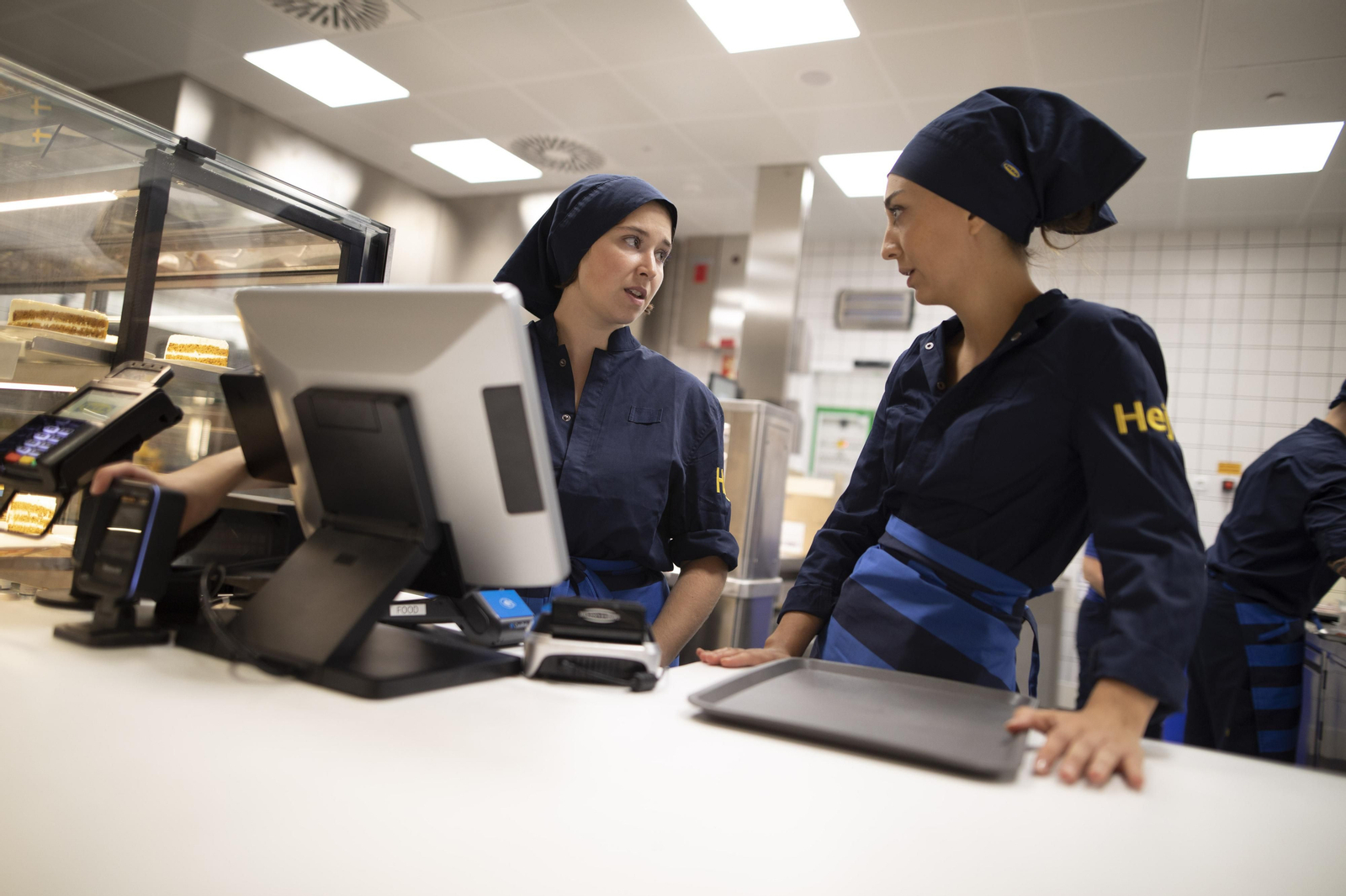 Dos trabajadoras del restaurante de Ikea en Granada.