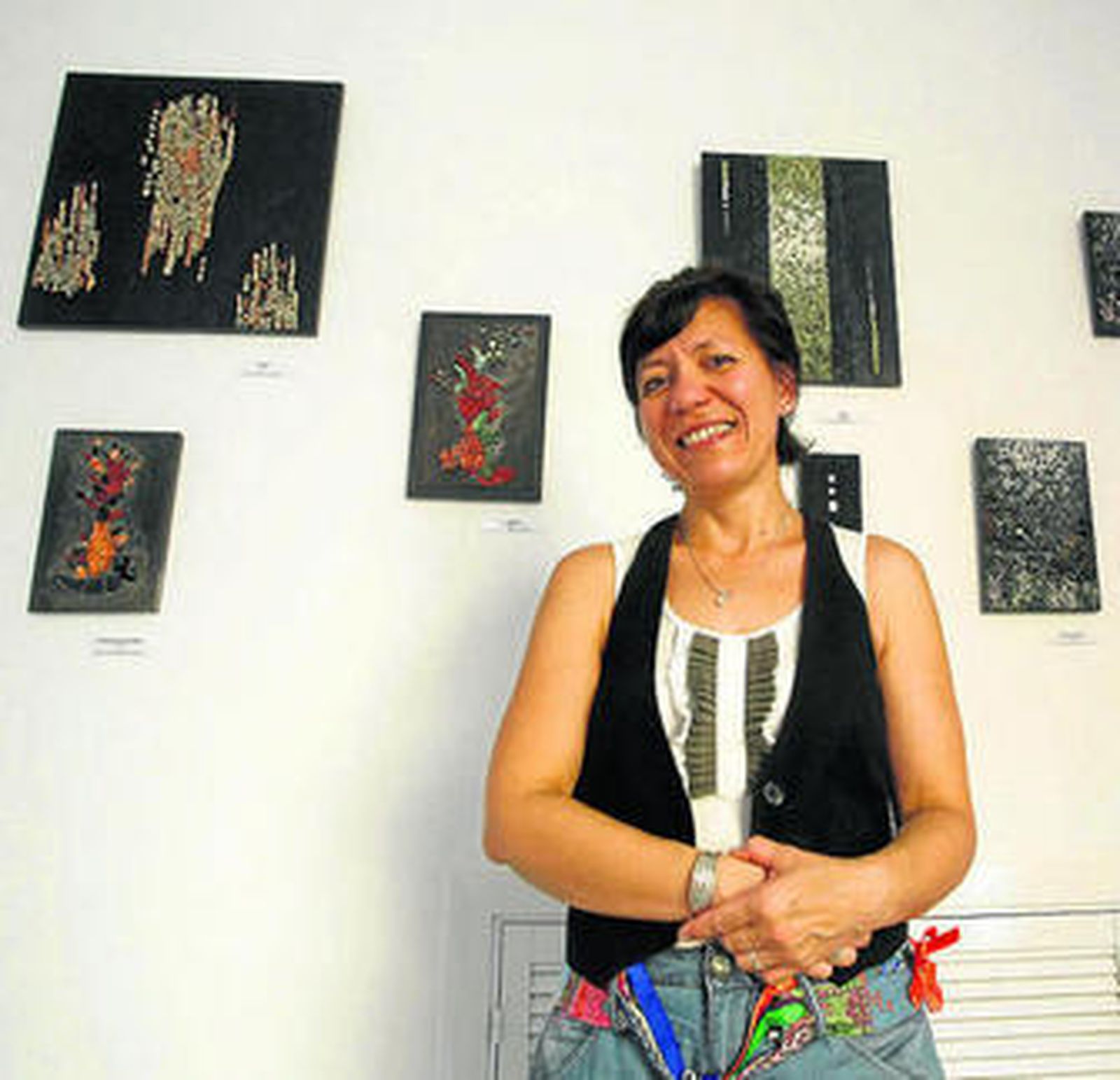 Maya frente a sus obras en la inauguración de la exposición