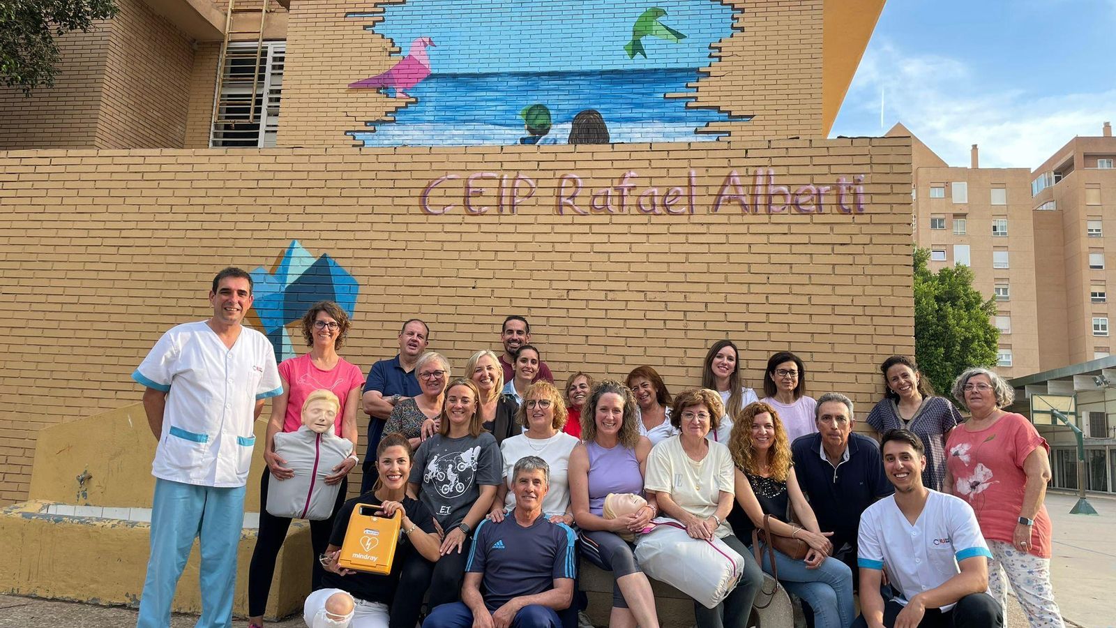 Toda la plantilla junto a los dos profesionales sanitarios especializados en Urgencias y Emergencias que han impartido la formación.