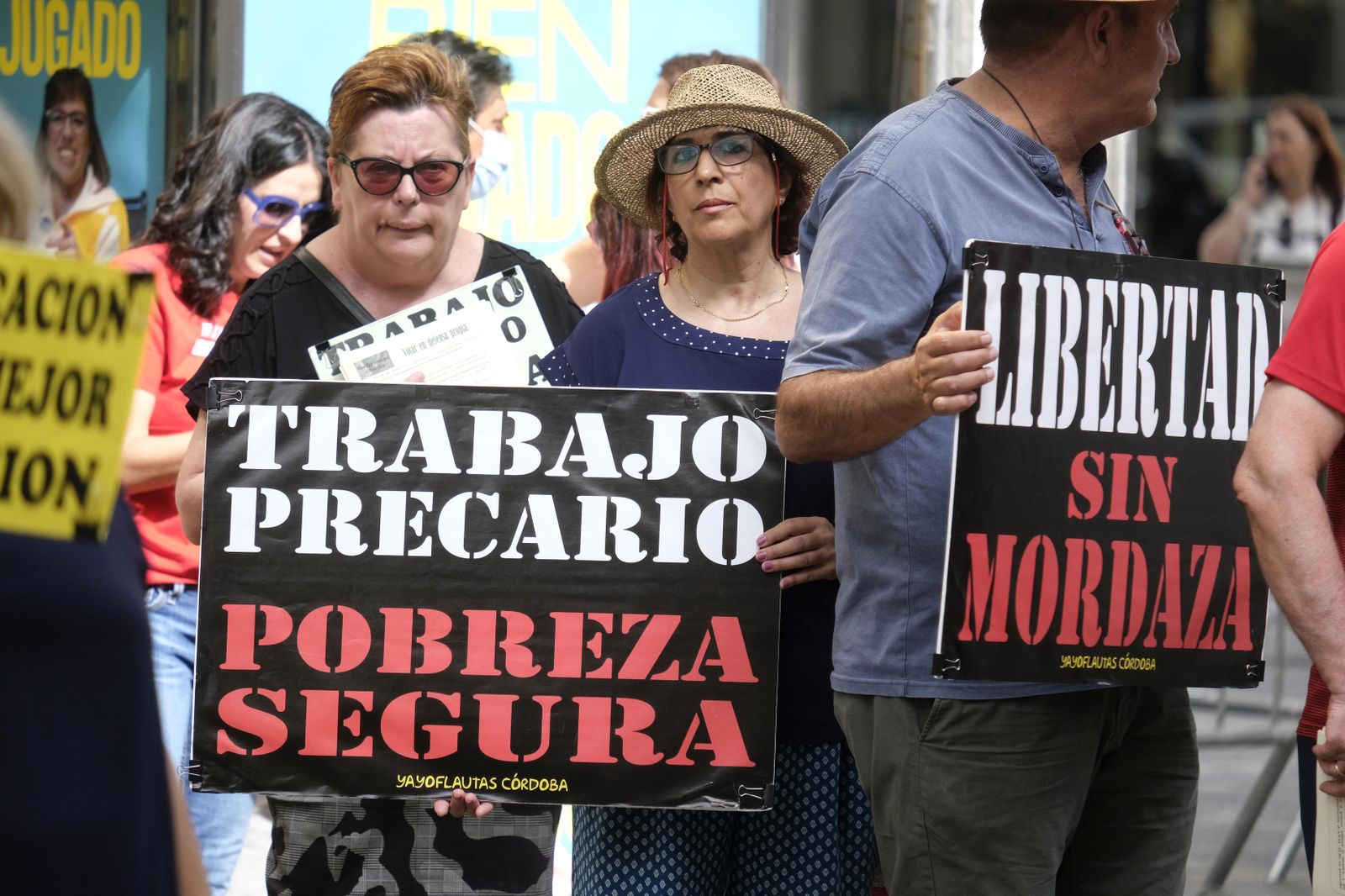 Las fotografías de los yayoflautas en Córdoba: pancartas, chalecos amarillos y nada de flautas