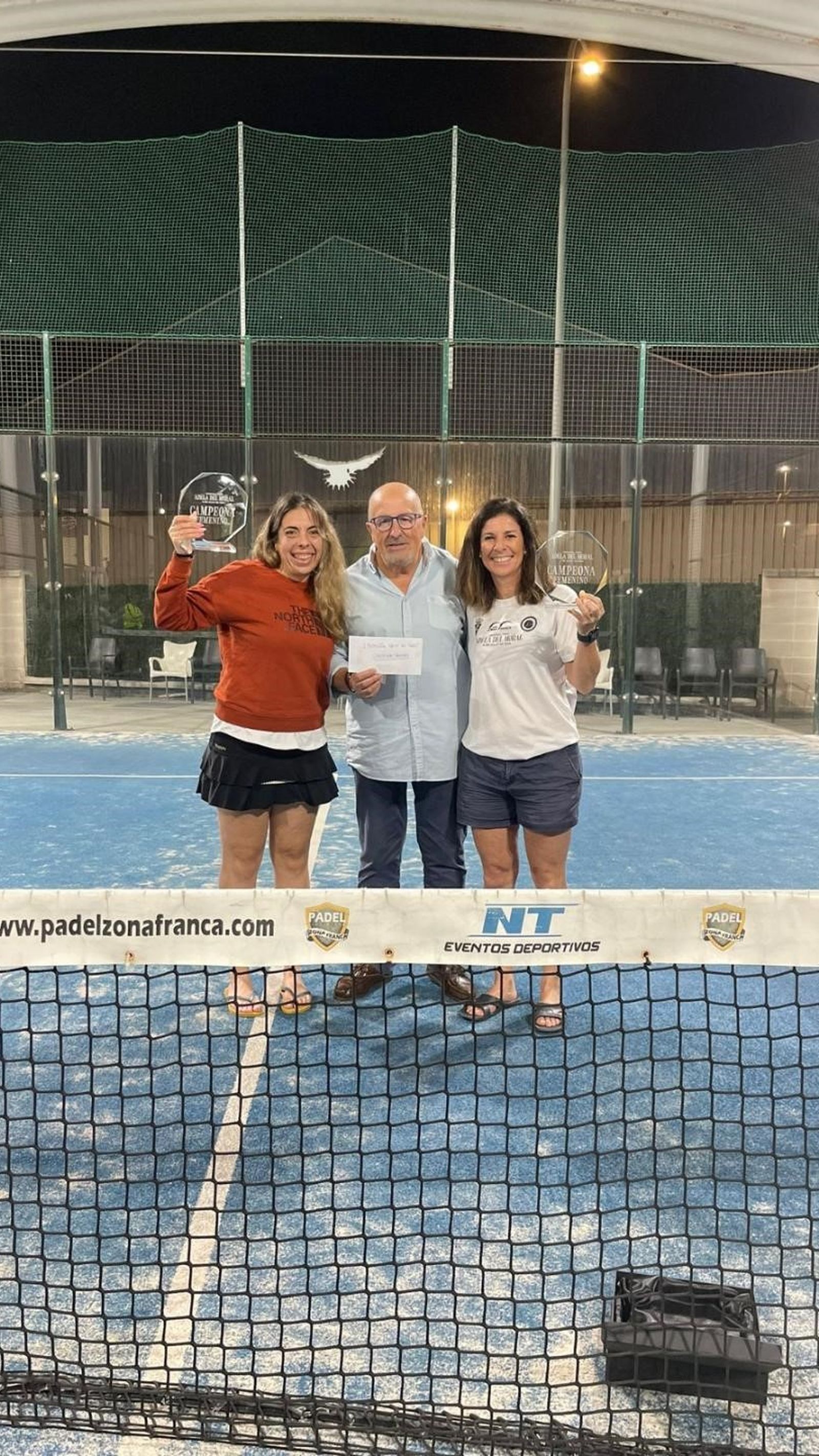 Las campeonas Elena Sánchez y Paloma Caballero con Luis Frade, durante la entrega del premio.