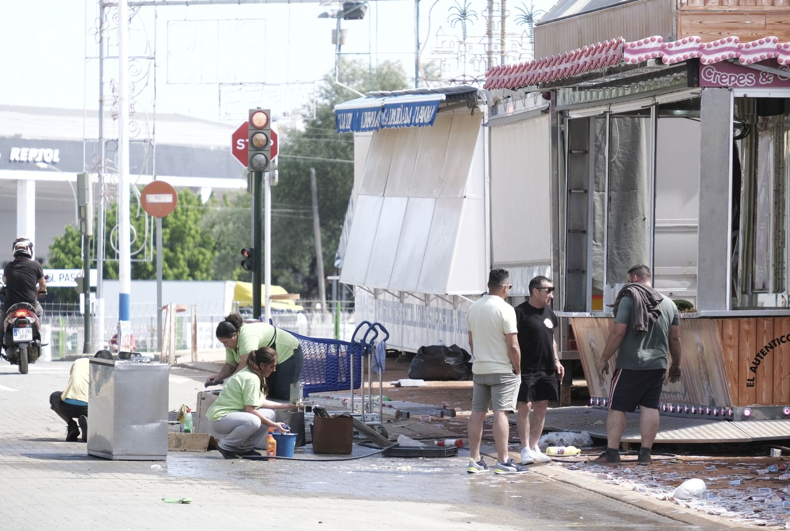 Adiós a la  Feria de Córdoba: El desmontaje de las casetas y las atracciones, en imágenes