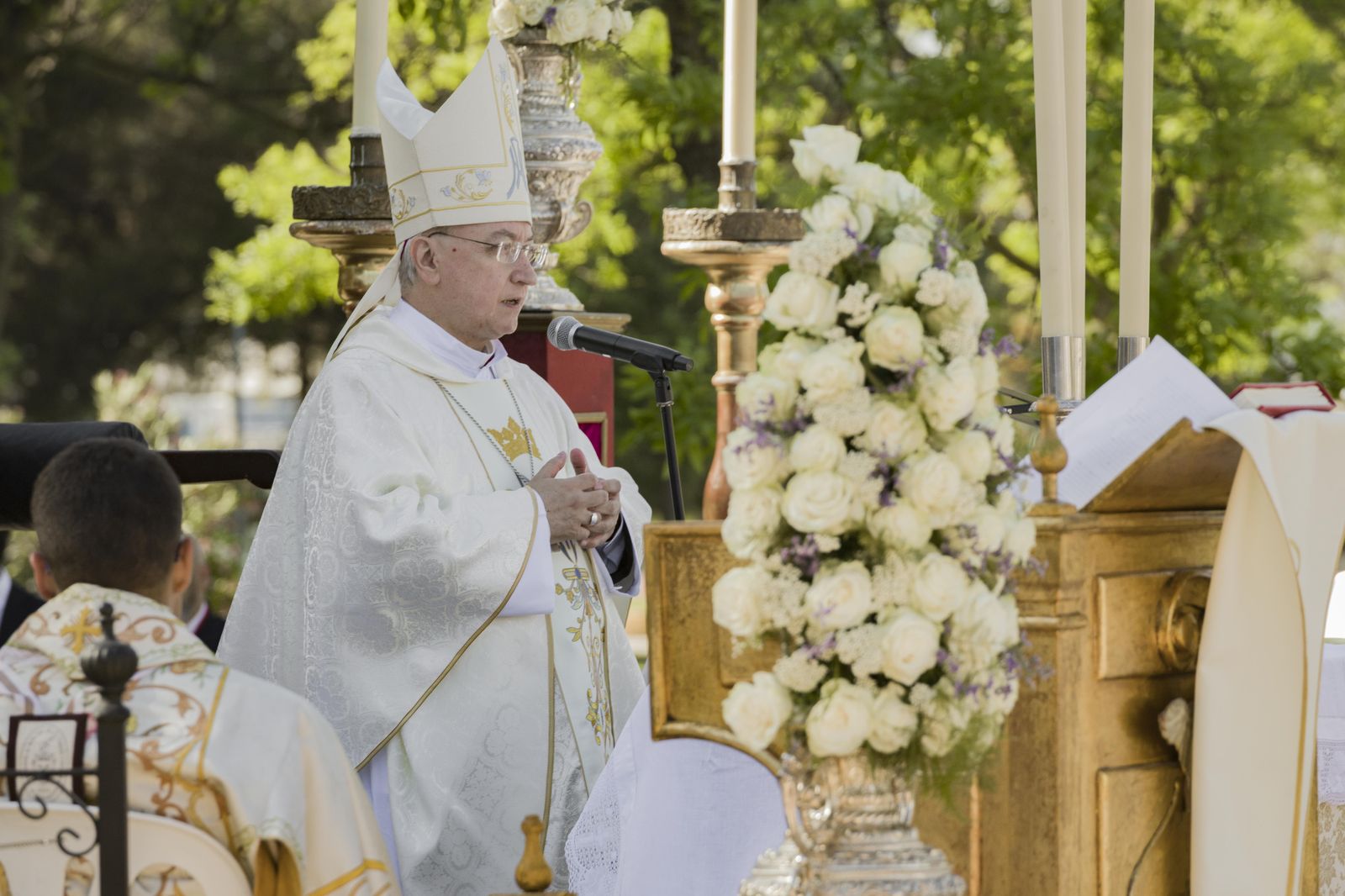 Misa de campaña frente a la parroquia del Cristo de la Sed con la Virgen del Carmen