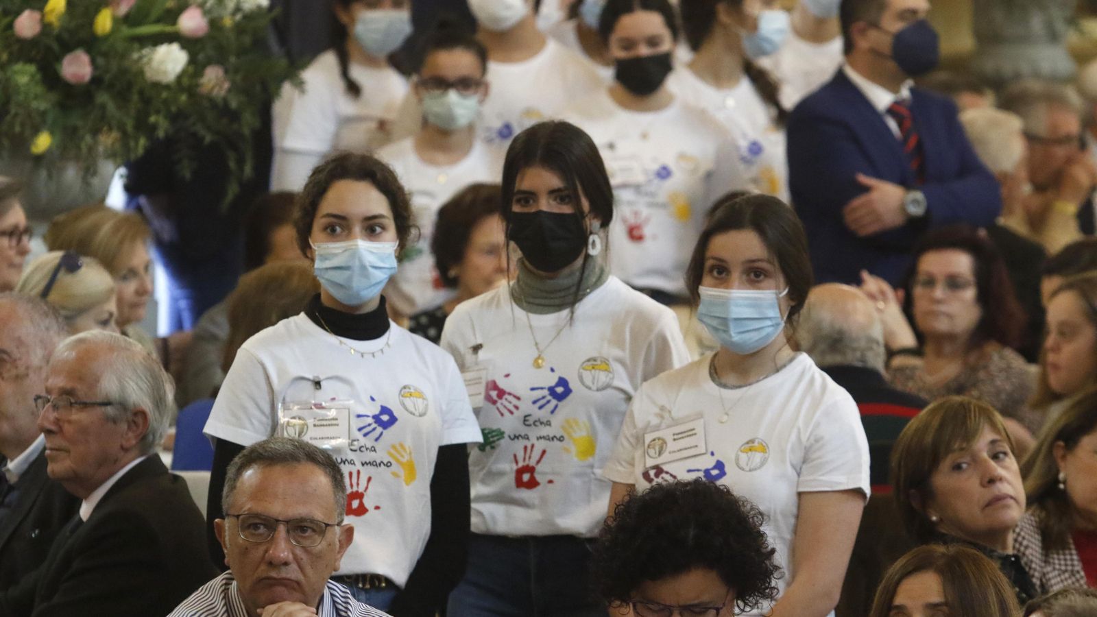 Jóvenes voluntarios en la comida.