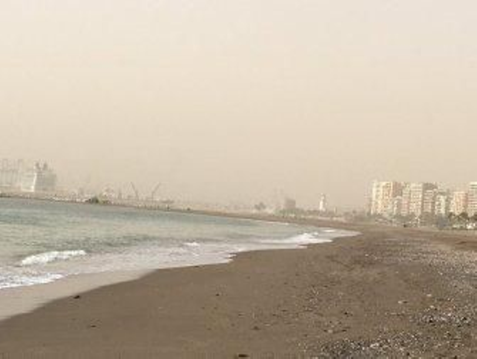 Una nube de polvo africano cubre los cielos y eleva las temperaturas