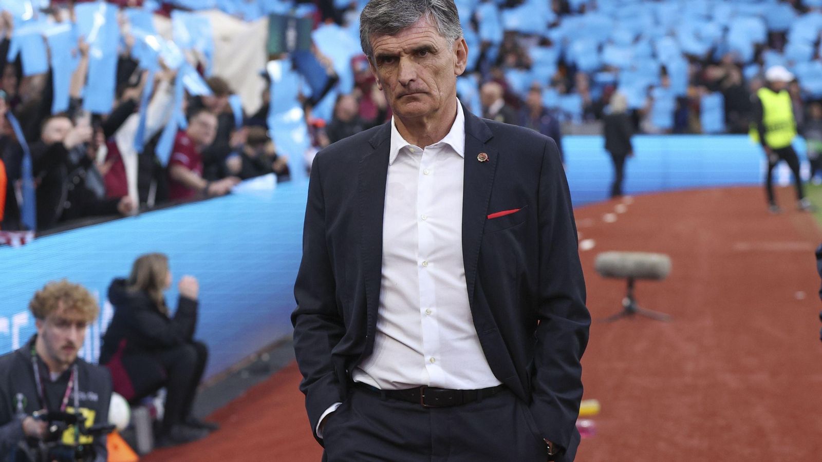 Mendilibar pasea pensativo por la zona técnica de Villa Park antes del inicio.