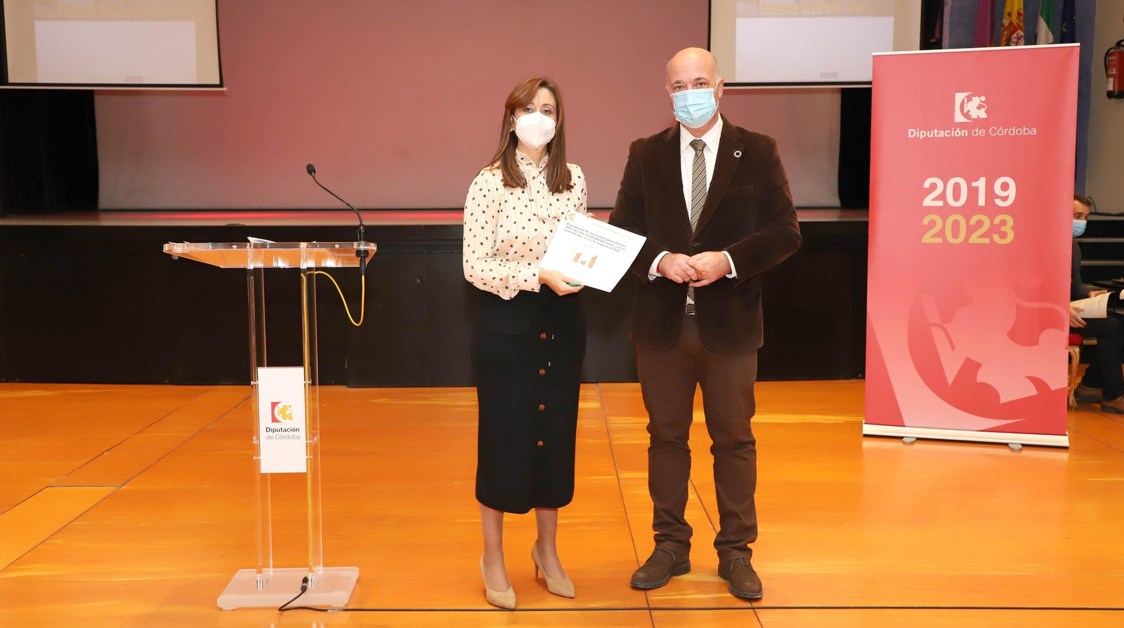 Felisa Cañete y Antonio Ruiz muestran el proyecto de presupuestos para 2021.