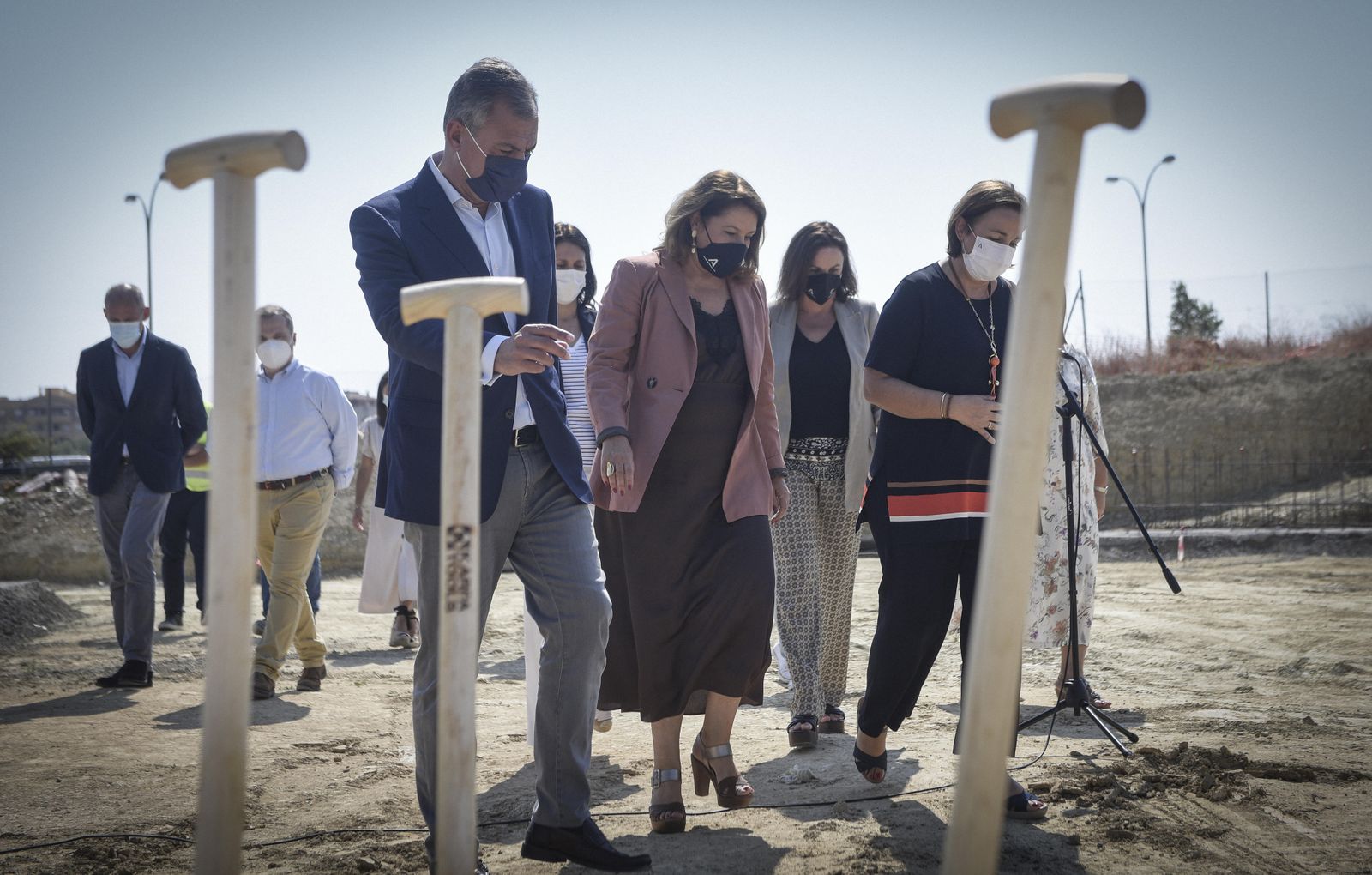 José Luis Sanz junto a la consejera Carmen Crespo en la colocación de la primera piedra del punto limpio de Tomares, el pasado martes.