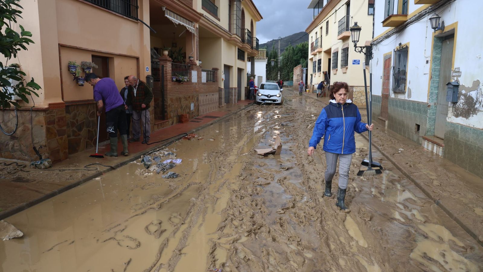 Vecinos de Cártama haciendo labores de limpieza en sus casas