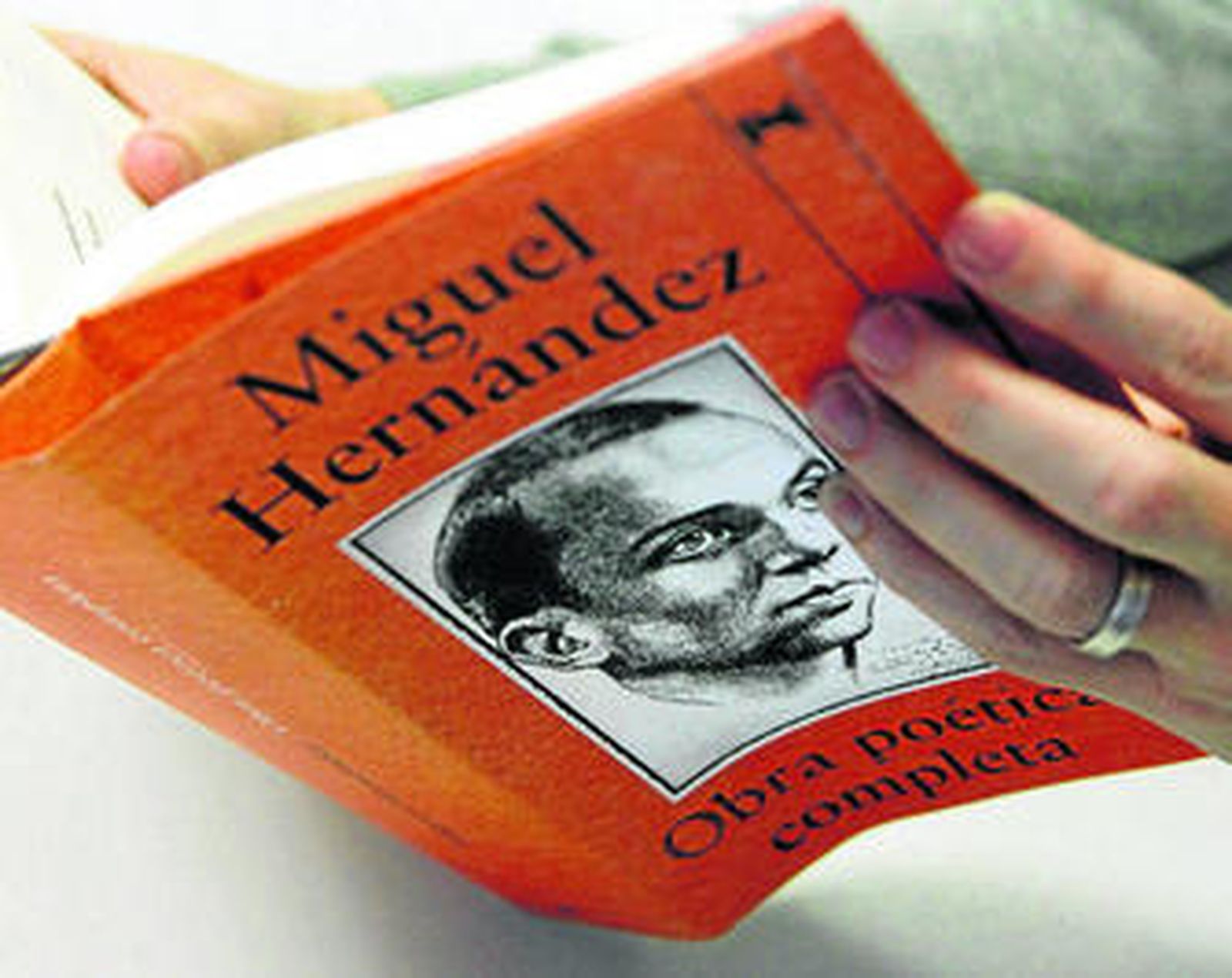 La edición de su 'Obra Poética', de casi mil páginas, actualiza y mejora la que también publicó Alianza en 1982.