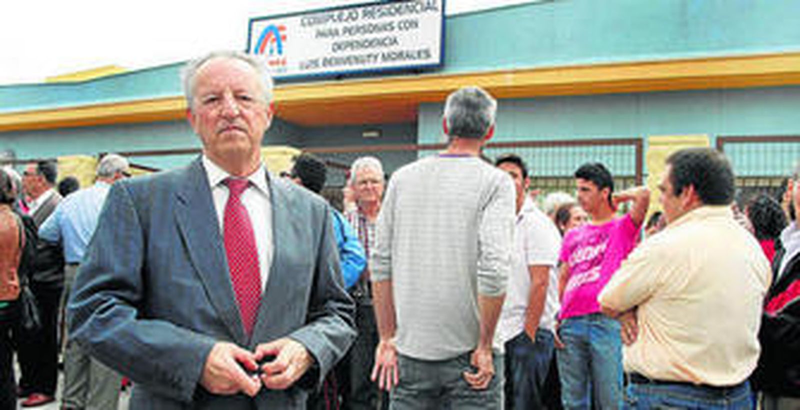 La mujer y las nietas de Luis Benvenuty, cortando la cinta inaugural de la residencia en presencia de las autoridades invitadas.