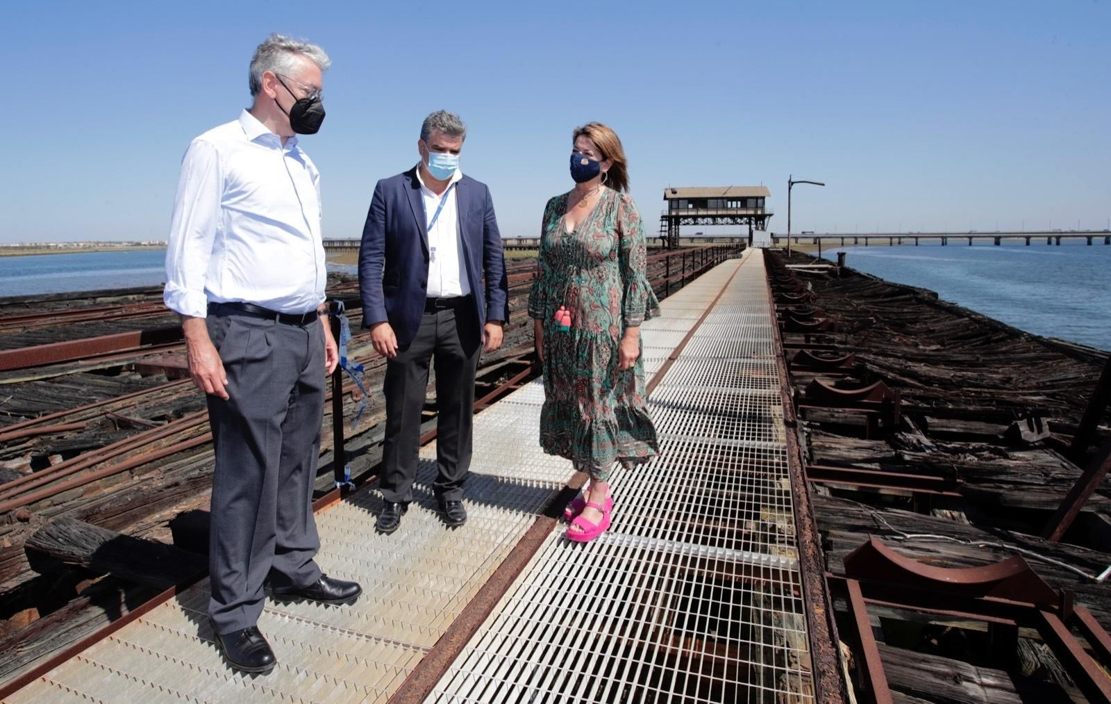 La presidenta de la Autoridad Portuaria de Huelva, Pilar Miranda, durante su visita al Muelle de Tharsis