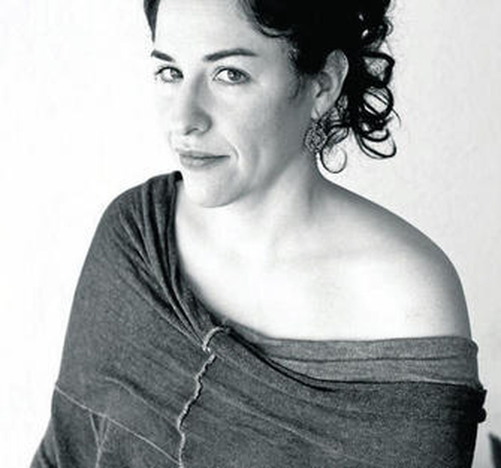 Guadalupe Nettel reúne cinco relatos sobre la ferocidad del ser humano.