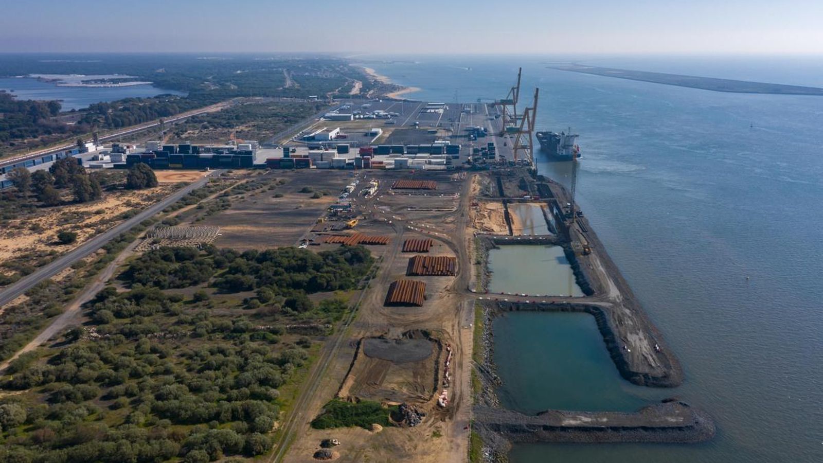Imagen de las labores de ampliación de la línea de atraque del Muelle Sur.