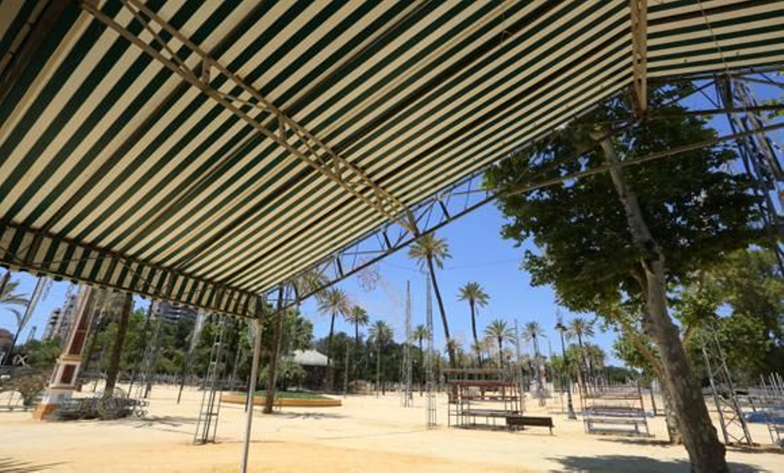 Imagen de una estructura de caseta casi desmontada en  el parque González Hontoria. /Pascual