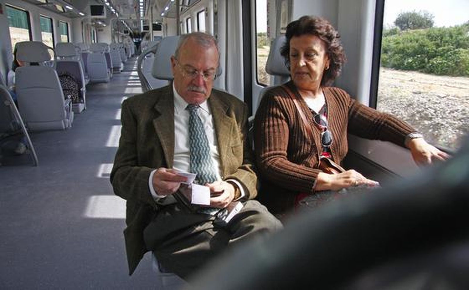 Dos viajeros ojean los tickets.

Foto: B.Vargas
