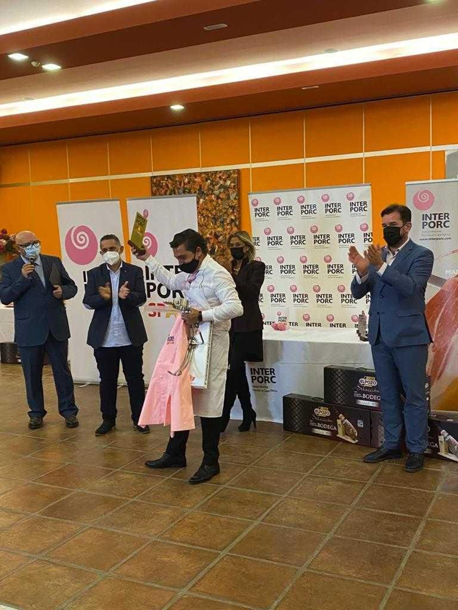 Diego Ferreras recibe el reconocimiento de Interporc.