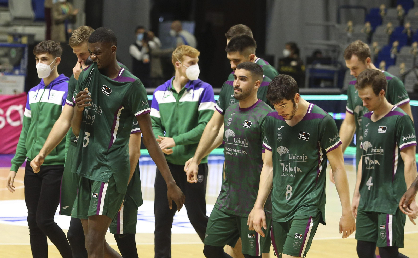 Los jugadores del Unicaja se marchan al vestuario tras la derrota con el Fuenlabrada.