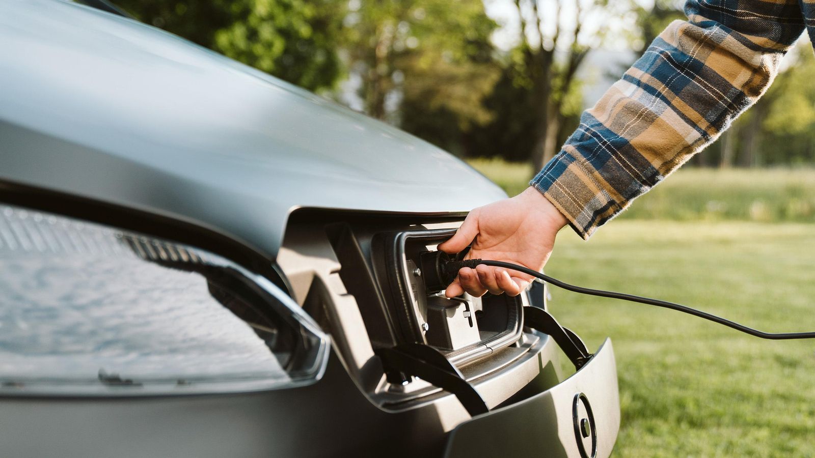 Dependiendo del tipo de conector que se utilice el Sion puede ceder a otros consumidores eléctricos potencias de hasta 3,7 u 11 kW.