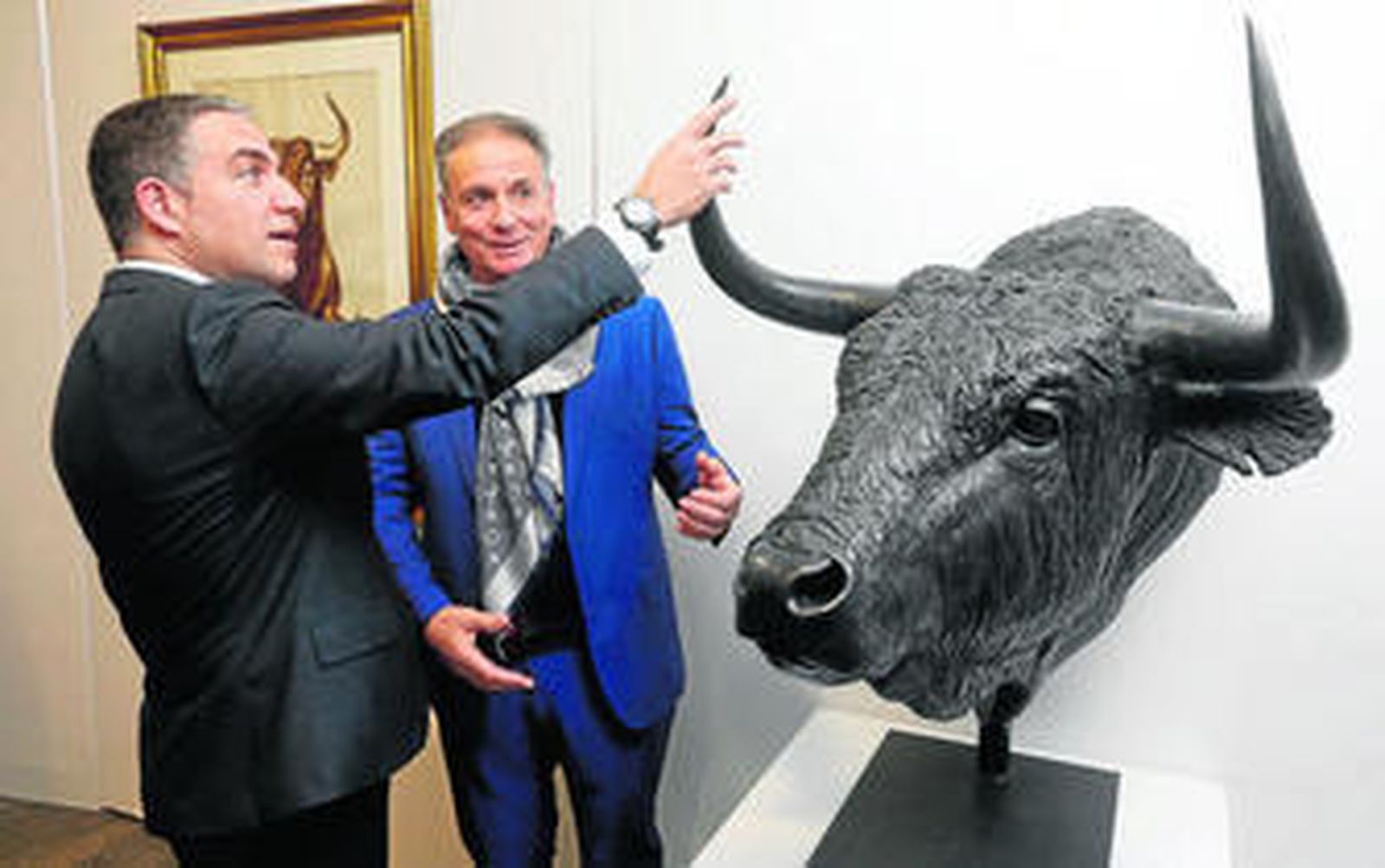 Elías Bendodo y el coleccionista Juan Barco junto a una de las obras del Centro de la Tauromaquia.