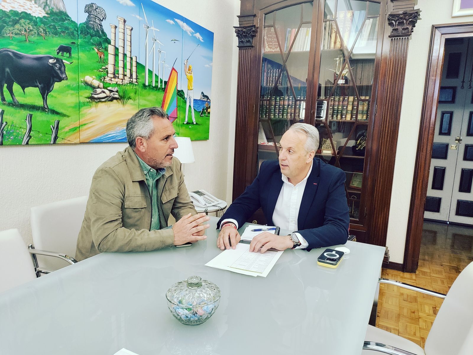 El presidente de la Diputación, Juan Carlos Ruiz Boix,  con el alcalde de Torre Alháquime, Pedro Barroso.