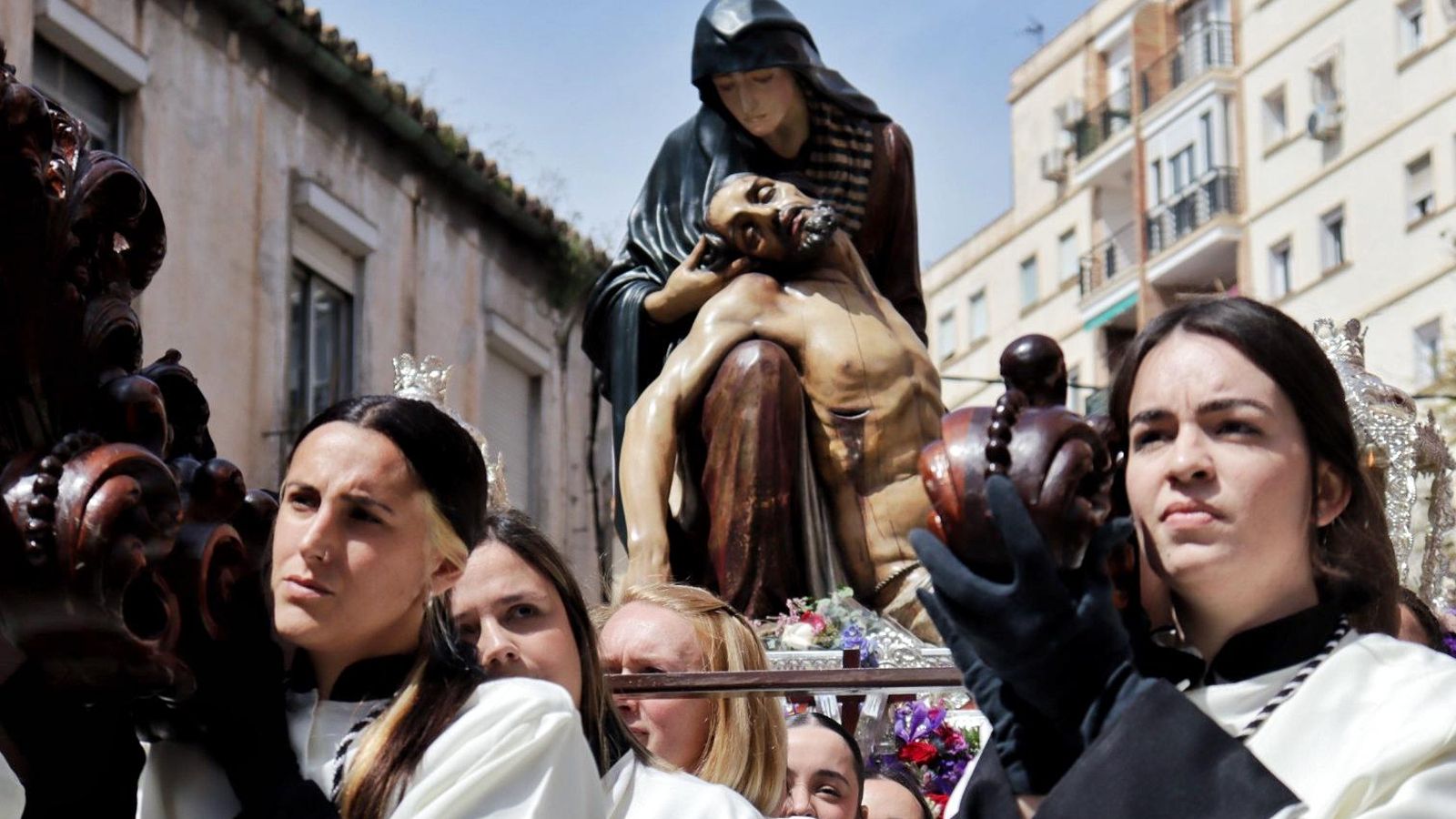 Los traslados de la Sangre y la Piedad de la Semana Santa de Málaga 2025, en imágenes