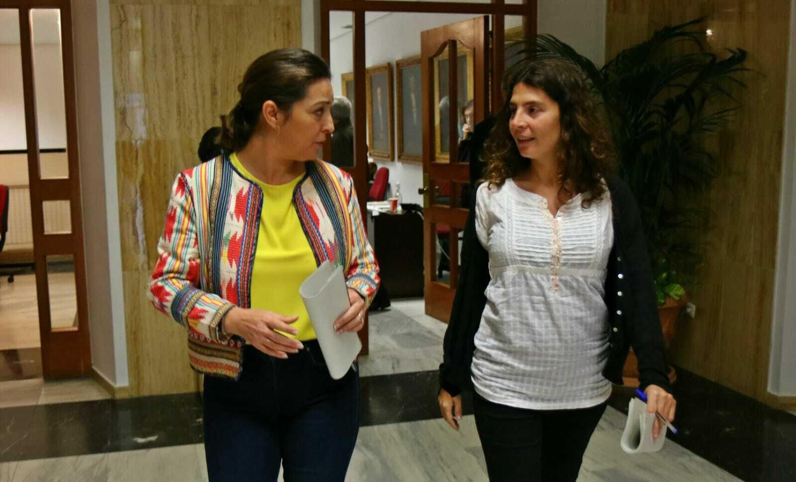 La alcaldesa. Isabel Ambrosio, y la edil de Ganemos Victoria lópez, momentos previos a informar del plan.