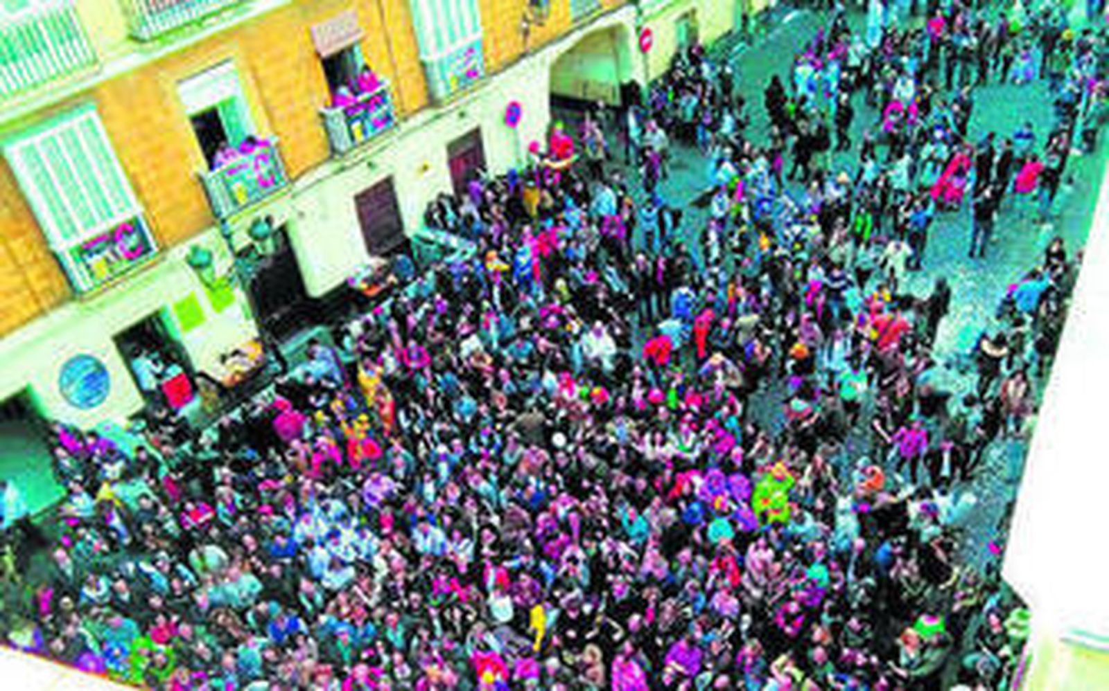 La barra del restaurante Grimaldi, repleta de gente durante el pasado sábado de carnaval al mediodía.