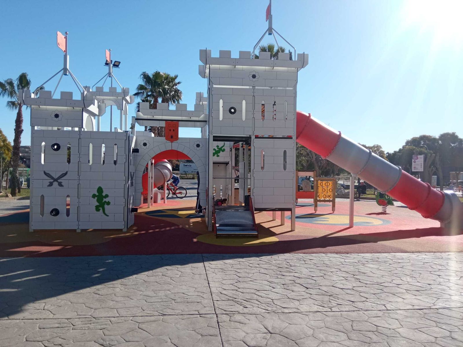 Los pequeños disfrutan de este espacio que está formado por cuatro torreones de dos pisos de altura