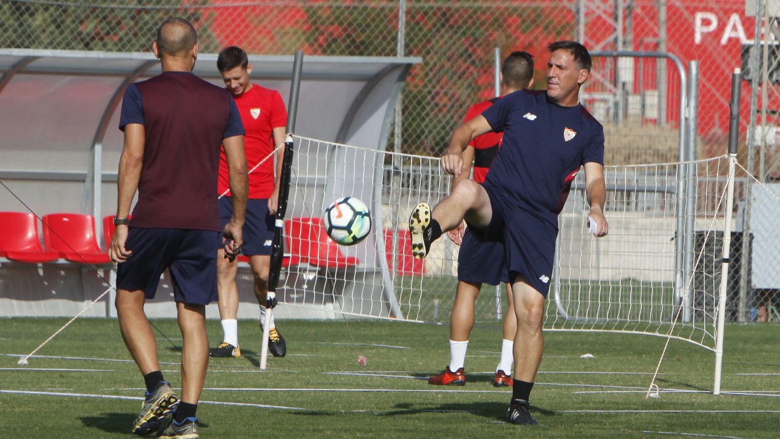 Eduardo Berizzo, tocando el balón en una sesión.