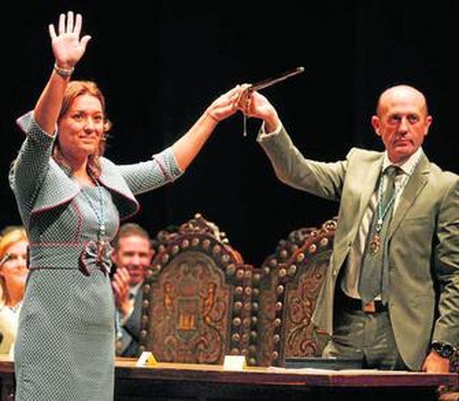 Gemma Araujo y Ángel Villar, durante la toma de posesión de ésta como alcaldesa de La Línea.