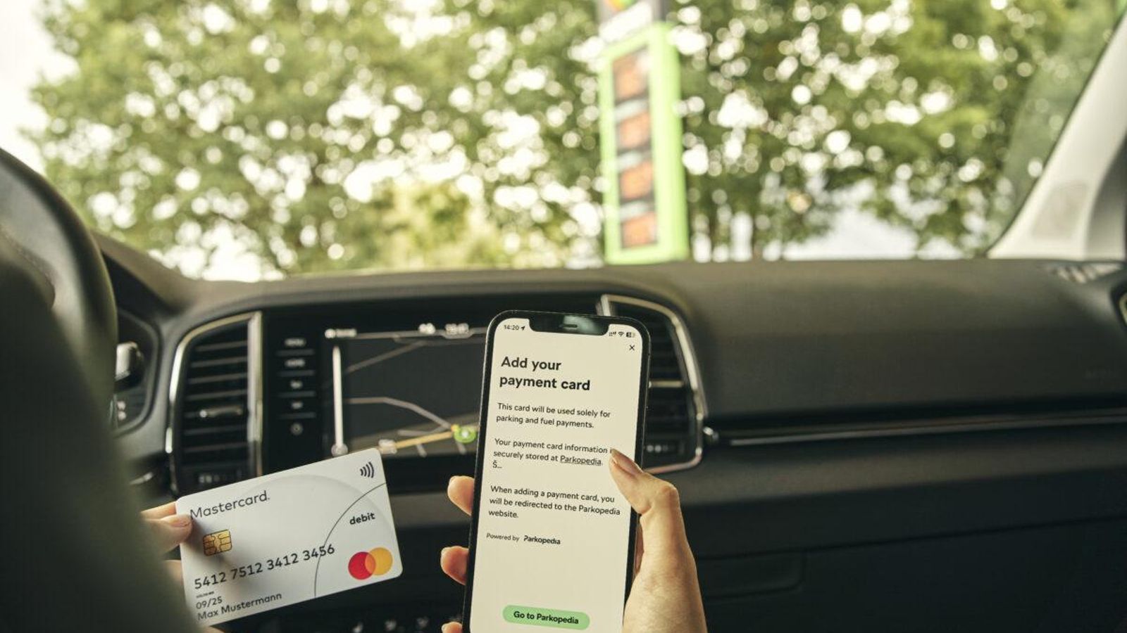 Para realizar los pagos desde la pantalla del coche es necesario haber vinculado las tarjetas a través de la aplicación MySkoda. Para realizar los pagos desde la pantalla del coche es necesario haber vinculado las tarjetas a través de la aplicación MySkoda.